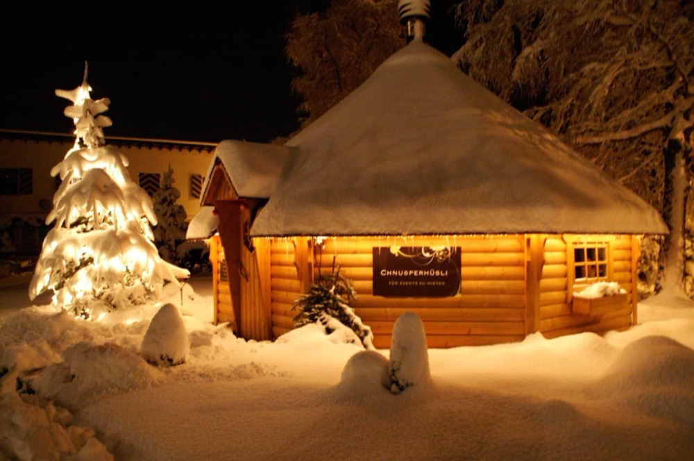 Das verschneite Chnusperhüsli am Abend