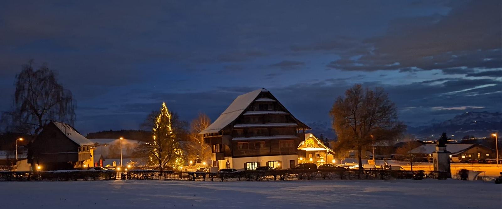 Das Gasthaus Hämikerberg im Schnee, festlich beleuchtet
