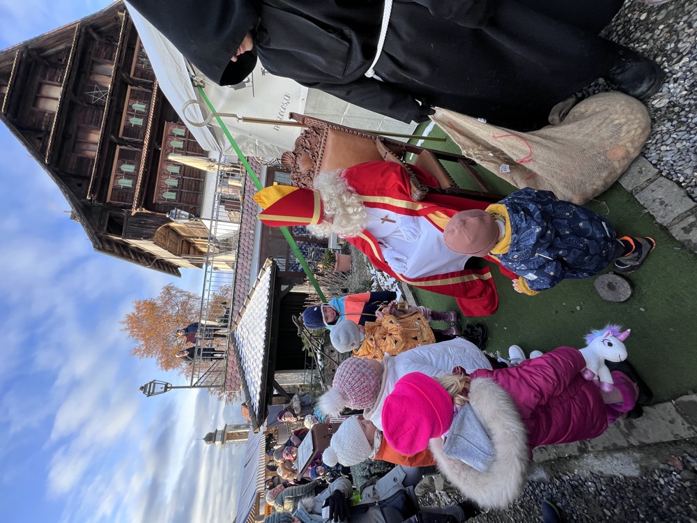 Der Samichlaus mit Kindern vor dem Gasthaus